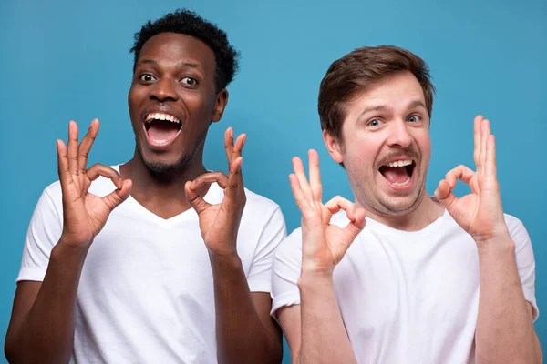 Two Happy Men African American Caucasian Guys Showing Gesture Studio — Stock Photo, Image