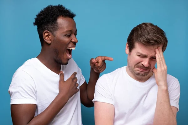 Hombre Africano Ríe Amigo Ganó Discusión Competencia Captura Estudio —  Fotos de Stock