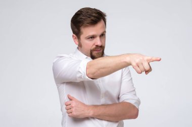 Sakallı, parmak ucunda beyaz bir adam. Stüdyo çekimi