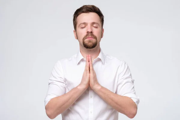 Yakışıklı Genç Adam Gözleri Kapalı Meditasyon Yapıyor Stres Atma Teknikleri — Stok fotoğraf
