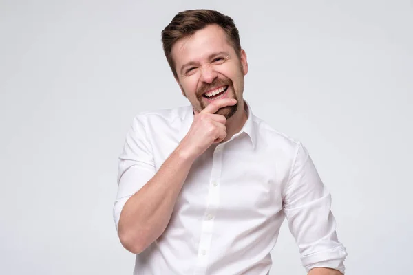 Gelukkig Glimlachen Guy Met Baard Kijken Naar Camera Geïsoleerd Witte — Stockfoto