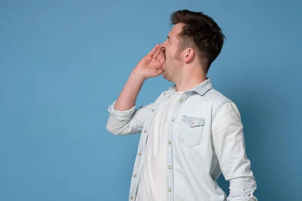 Blanke Knappe Jongeman Die Iemand Belt Geïsoleerd Een Blauwe Achtergrond — Stockfoto