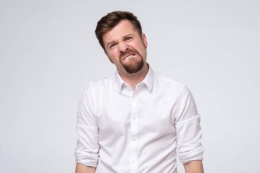 Dudaklarını ısıran sakallı gergin bir adamın şaşkın bakışları duygularını ve duygularını ifade ederek ciddi bir karar vereceğini sanmıyorum.