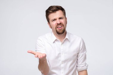 Kafkasyalı genç adam şikayetçi ya da görüşünü ya da bakış açısını açıklamaya çalışan elleri önde homurdanıyordu. Stüdyo çekimi