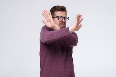 Yakışıklı beyaz adam dur işareti yapıyor, partiye katılmayı reddediyor. Stüdyo çekimi