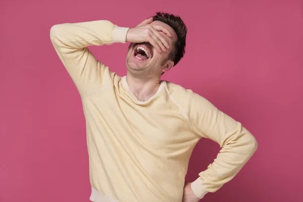 Bonito Homem Rindo Com Mão Rosto Cobrindo Olhos Para Surpresa — Fotografia de Stock