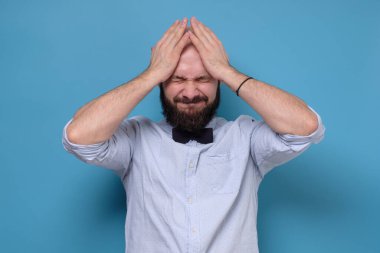 Kafkasyalı olgun bir adam el ele tutuşuyor. Çok üzgün ve stresli.