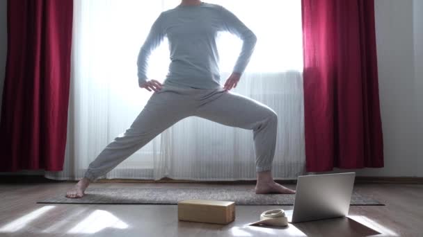 Młoda Joga kobieta robi Wojownik Pose Practicing w domu — Wideo stockowe