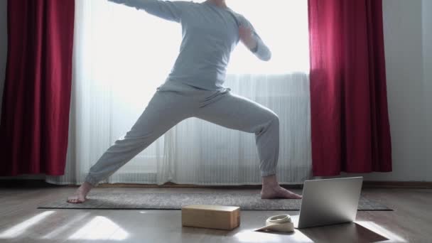 Žena dělá trojúhelník jóga póza, Trikonasana, strečink doma — Stock video