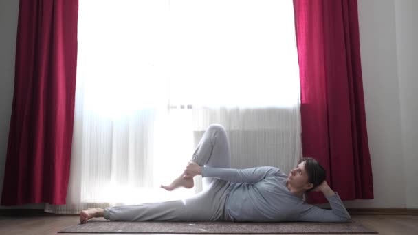 Kvinna som tränar fitness, träning för stretching ben, Anantasana — Stockvideo