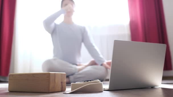 Mujer joven haciendo ejercicio en sala de estar respirando pranayama — Vídeos de Stock