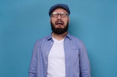 Mavi şapkalı, ağlayan üzgün beyaz adam..