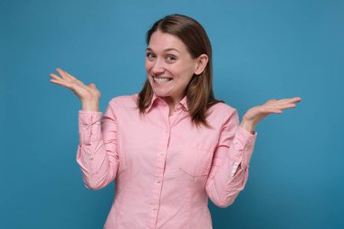 Gülümseyen beyaz kadın, ellerini açıyor, her iki tarafı da gösteriyor, tüm değişkenleri gösteriyor.