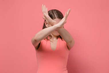 Genç beyaz kadın ellerini çapraz yapmak yok diyor.