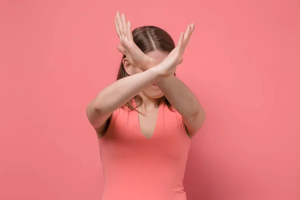 Jonge blanke vrouw zegt dat ze haar handen niet mag kruisen — Stockfoto