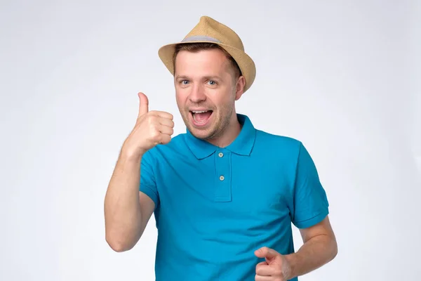 Hombre feliz en sombrero de verano con los pulgares hacia arriba gesto —  Fotos de Stock