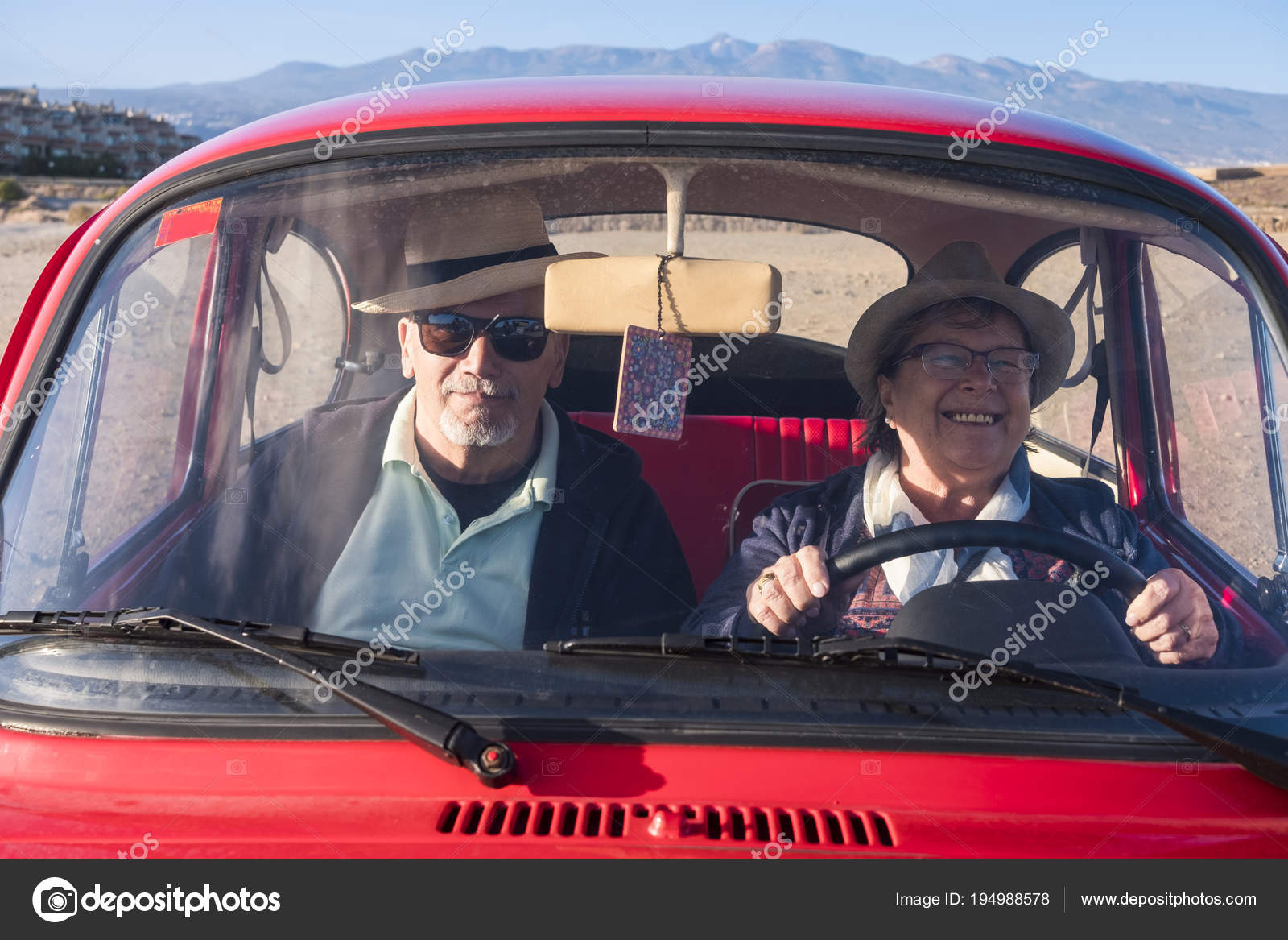 Води Старую Красную Машину Двух Пожилых Мужчин Женщин Улыбается.