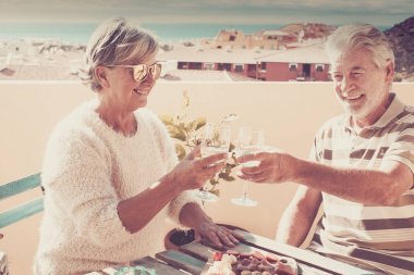 Çatı sahne sırasında üst düzey çift için bazı doğal gıda heathcare için yemek. O gülümseme ona bakmayı. Okyanus Manzaralı Teras.