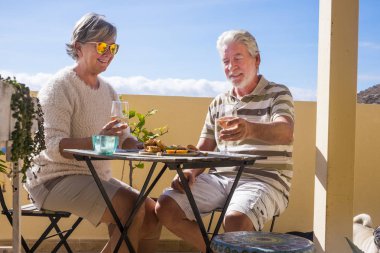 Çatı sahne sırasında üst düzey çift için bazı doğal gıda heathcare için yemek. O gülümseme ona bakmayı. Okyanus Manzaralı Teras.