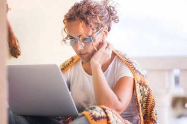 sevimli beyaz Bayan laptop ve Teras, açık çalışma okuyun. Çalışma evde özgürlük kavramı bağımsızlık güçlü ve modern kadın. alternatif yaşam tarzı kavramı.