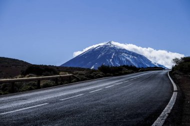 Dağ seyahat ve keşfetmek için eğri yol ile kış sezonunda açık. El Teide vulcan Tenerife gitmek için asfalt ve beyaz çizgiler.