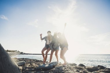 Sahilde bir tatil sırasında dans üç genç güzellik kadın arasındaki ilişki. Tenerife, parlama efekti ve sıcak filtre günbatımı zamanı.