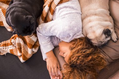 iki pug köpek Yün Battaniye Uyku uzun kıvırcık saçlı bir kadın
