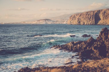 Deniz ve güzel yaz öğleden sonra dalgalar halinde Tenerife