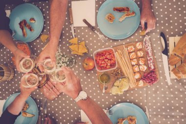 lungh ya da akşam yemeği evde olan insanların alternatif bakış açısı. Yaşlı yaşlılar iki çift masada şarap içme ve yemek yeme. renkleri ve nokta