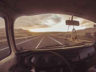 Gün batımı yol seyahat sonu eski van. İçinde ot iç ve dışında inanılmaz gökyüzü ile yol göster.