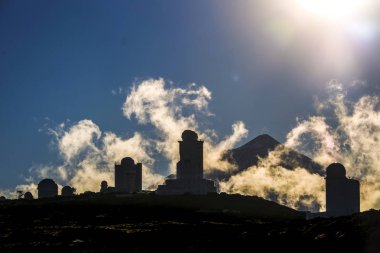 gökyüzü ve yıldızlar el teide ile gözlemlemek için yükleme vulcan arka planda. ilgili teknoloji ve çevre faaliyet bilim ile açık, kış sahne.