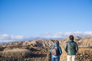 Kıdemli anne ve 45 yaşındaki oğlu yürüme süresi birlikte izole bir yolda harcamak