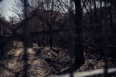 kimse terk edilmiş yer. Retro karanlık korku filtre ve kavram. zombi film tarzı korkunç sahne için.