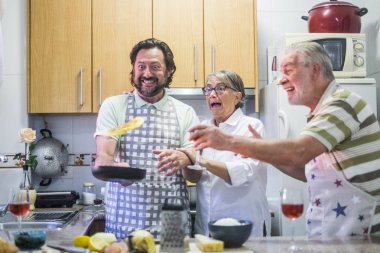 çılgın aile sahne uçan omlet ve yaşlı bir çift deli şef oğlu ile. Komik durum için güzel ifadeler.