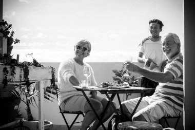 yaşlı olgun yetişkin ve genç bir çocuk birlikte eğleniyor terasta kal. yaz tatil zaman kavramı kişi ile zevk yer