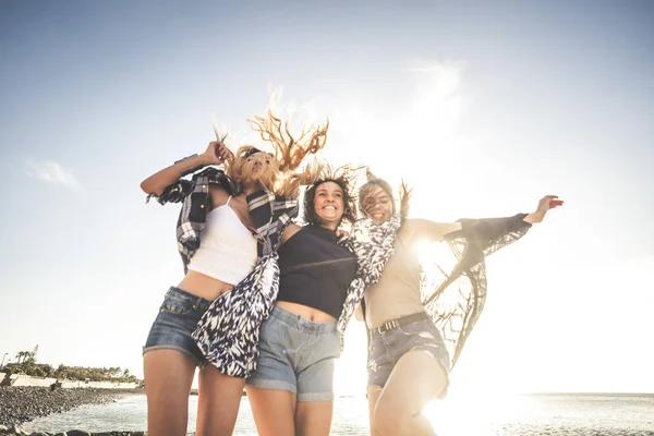 Grupo Três Bela Agradável Jovem Mulher Pulando Para Diversão Felicidade — Fotografia de Stock