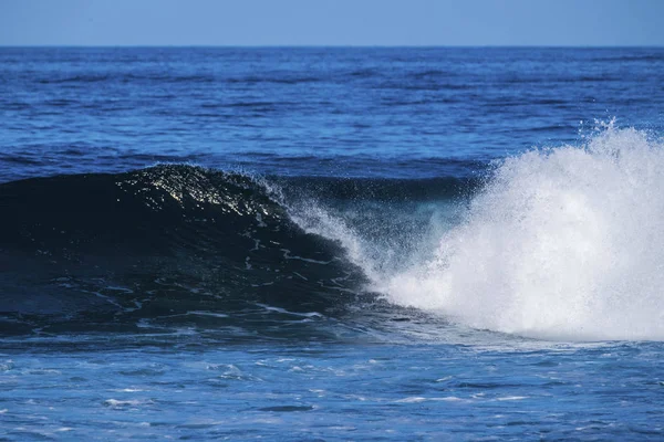 サーファーの大きな美しいブルー ウェーブ 野生の水の動力とテネリフェ島の海 — ストック写真