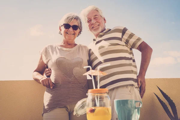 Ein Paar Senioren Trinken Fruchtsaft Auf Der Dachterrasse Mit Schönem — Stockfoto