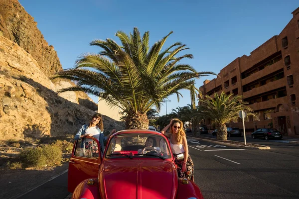 Team Friends Travel Old Red Car Enjoy Together Lifestyle Vintage — Stock Photo, Image