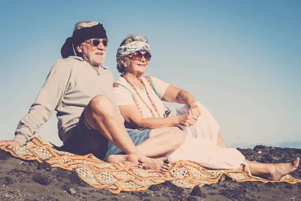 Pareja Estilo Hippy Caucásico Senior Descanso Vida Playa Rocosa Tenerife — Foto de Stock