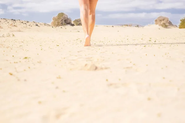 Piernas Mujer Descalza Caminando Desierto Fuerteventura Horizonte Azul Tierra Amarilla —  Fotos de Stock