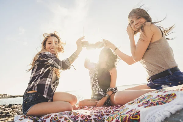 Grupo Jovens Amigas Bebendo Juntos Suco Frutas Uma Praia Rock — Fotografia de Stock