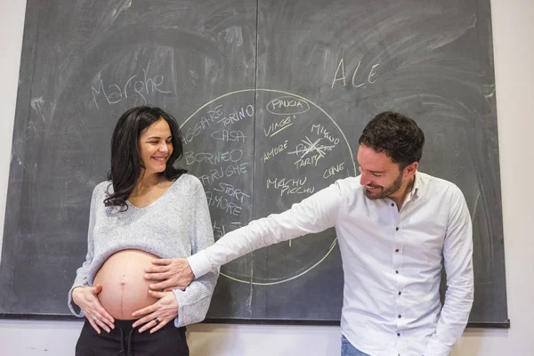 Paar Man Zwangere Vrouw Mooie Modellen Grapje Levensstijl Voor Een — Stockfoto