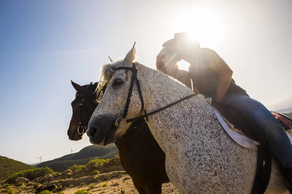 Cena Amor Entre Jovem Linda Poderia Montar Dois Cavalos Agradáveis — Fotografia de Stock