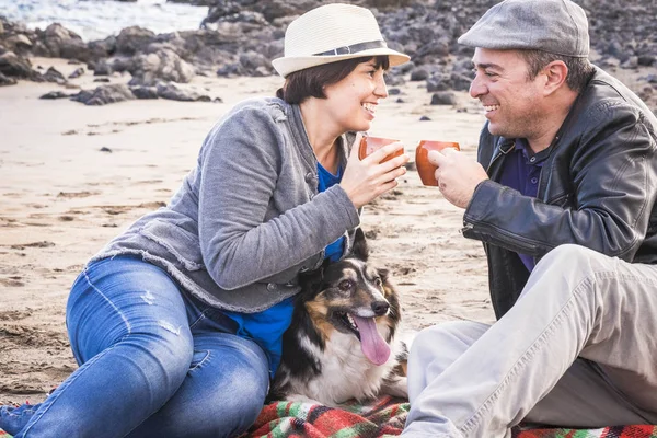 Familie Mit Border Collie Hund Beim Picknick Strand Urlaub Sommer — Stockfoto