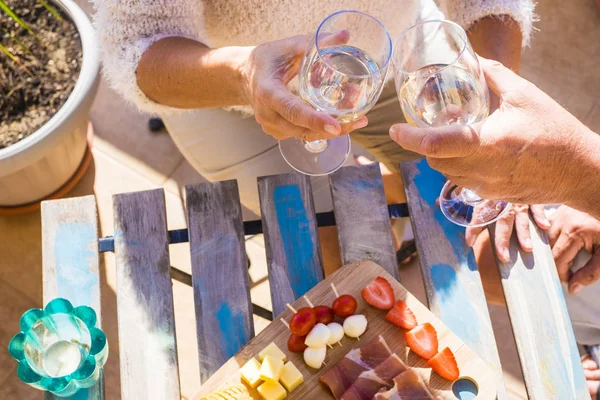 Senior Años Beber Vino Copas Vidrio Sentado Mesa Una Terraza — Foto de Stock