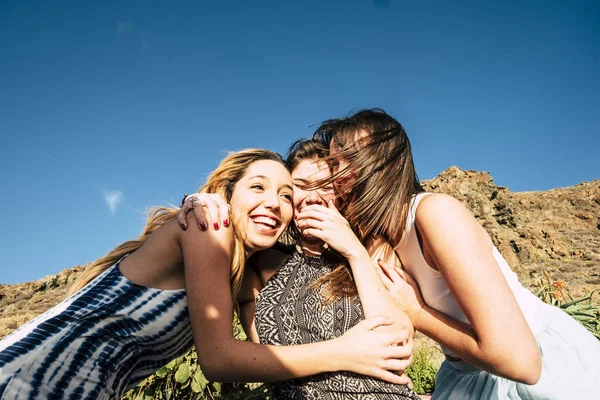 歳女子のグループ抱擁し 友情のチームワークで一緒に笑います 休暇やグループの自由な時間の晴れた日 美容女性 — ストック写真