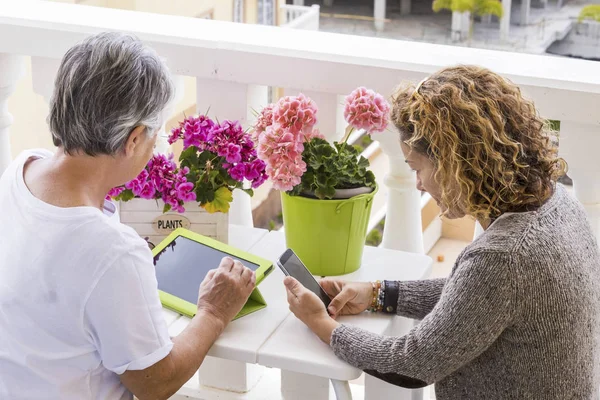 Twee Volwassenen Vrouwen Verschillende Leeftijden Als Moeder Dochter Gebruiken Mobiele — Stockfoto