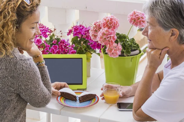 Buiten Vrijetijdsbesteding Leverde Verhalen Voor Twee Blanke Vrouwen Buiten Het — Stockfoto