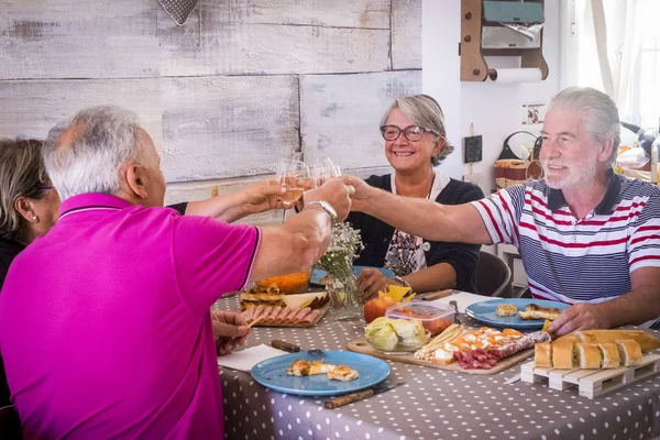 Senioren Tijdens Lunch Roosteren Met Wijn Samen Vieren Brindisi Mannen — Stockfoto